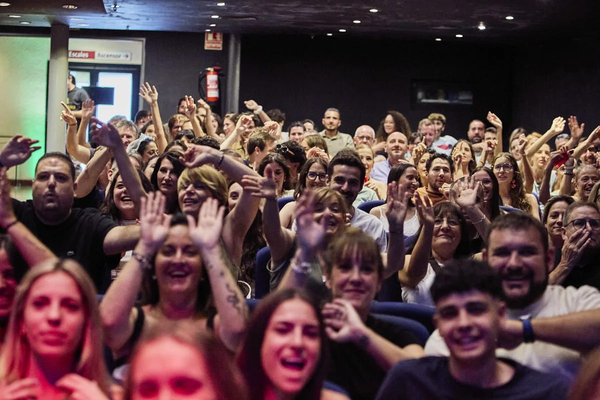 Amigas riéndose durante un espectáculo de humor en Barcelona, alternativa a la despedida de soltera con strippers