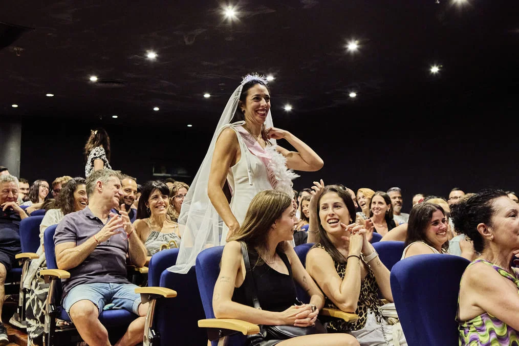 Grupo de amigas riéndose durante una despedida de soltera en el patio de butacas del Teatreneu en Barcelona