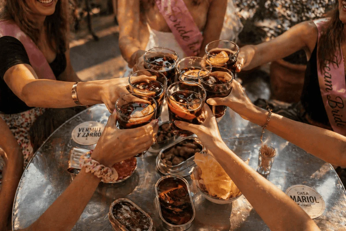 Café o vermut en una terraza del barrio de Gràcia, inicio de despedida de soltera en Barcelona