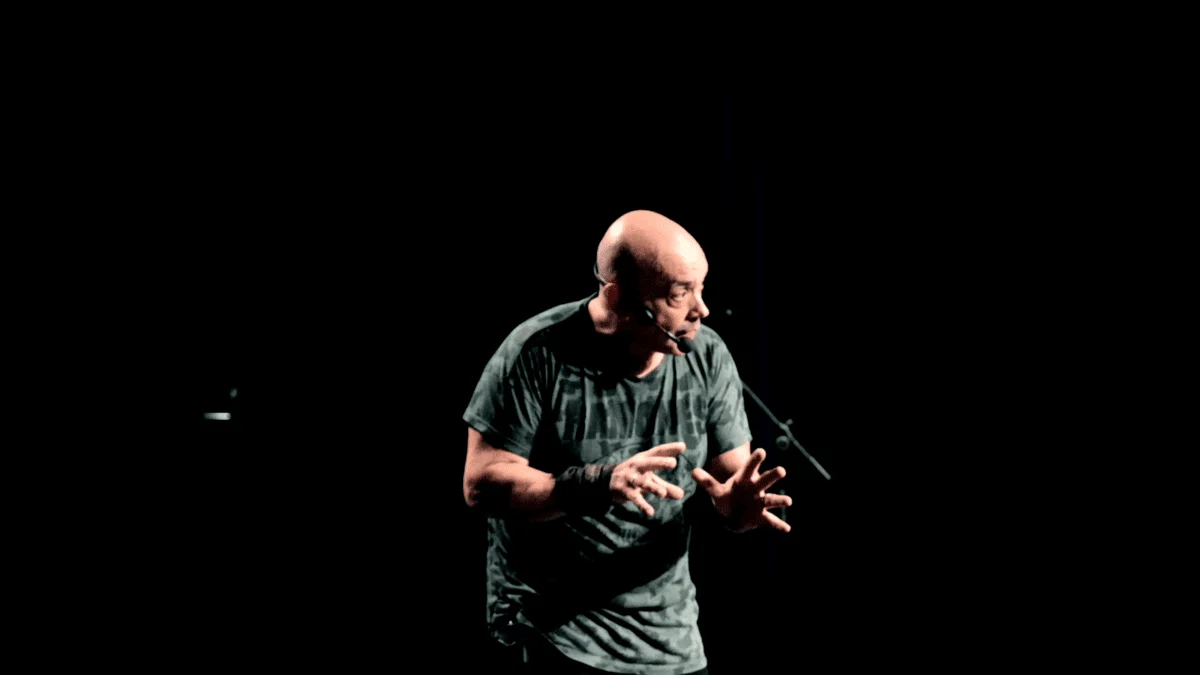 Jorge Santini durante el monólogo Érase Una Vez los 80 en el Teatreneu de Barcelona