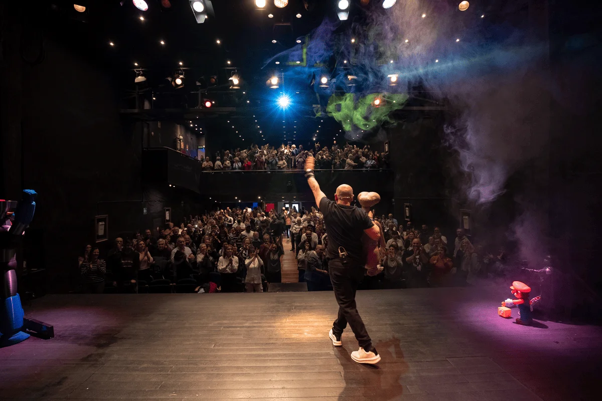 Público adulto disfrutando de un monólogo en el Teatreneu de Barcelona