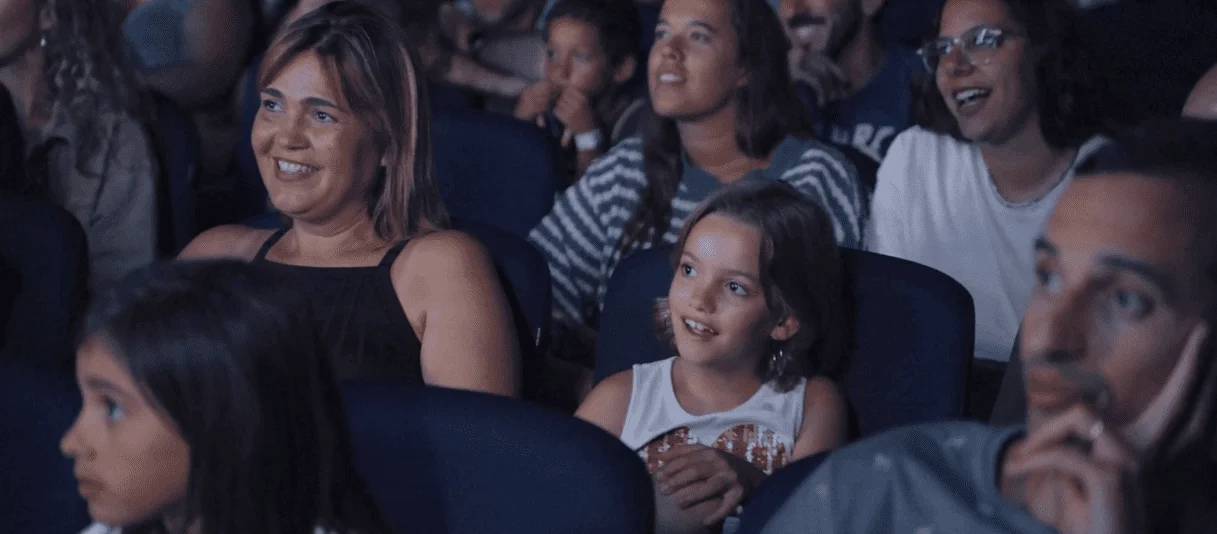 Família gaudint d'un espectacle de teatre infantil a Barcelona al Teatreneu de Gràcia
